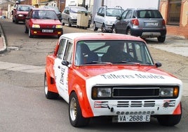 Los vehículos participantes en la IV Quedada Hierro circulan por las calles de la provincia.