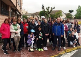 Un grupo de participantes en la Marcha Contra el Cáncer de Mojados antes de iniciar la caminata.