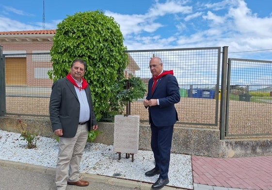 José Luis Rico, alcalde de Marzales y Jacinto Canales, subdelegado del Gobierno en Valladolid, inauguran el monolito