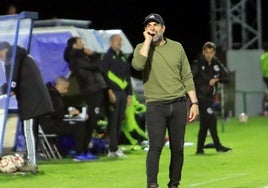 El entrenador de la Segoviana, Ramsés Gil, da instrcciones en el último partido.