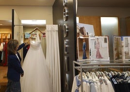Nuria Lozano, de Módena, muestra vestidos y trajes de boda y comuniones.