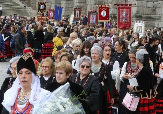 Grupos de aguederas y alcaldesas congregadas en el Azoguejo para emprender la romería.