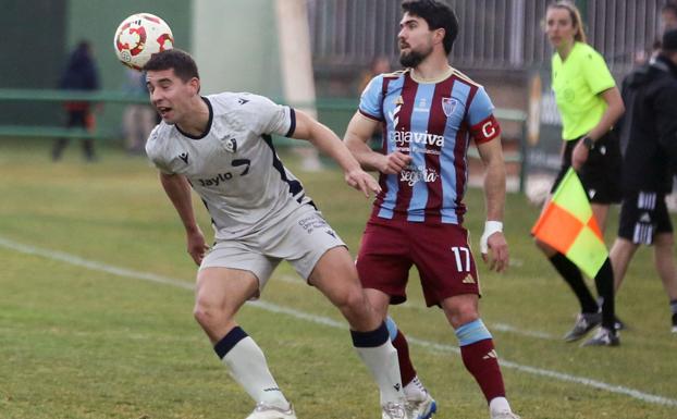 Rubén Yubero, con el brazalete de capitán, disputa un balñon en un partido.