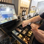 Cobro en una caja registradora de última generación en un bar de Valladolid esta semana.