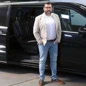 Sergio Arribas, gerente de Siguero, junto a uno de sus vehículos VTC.