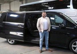 Sergio Arribas, gerente de Siguero, junto a uno de sus vehículos VTC.