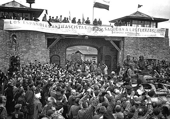 Prisioneros de Mauthausen saludan a la 11ª División Acorazada de los EE UU el día de la liberación.