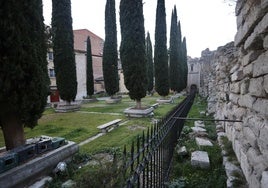 El patio de los cipreses de la Catedral de Valladolid