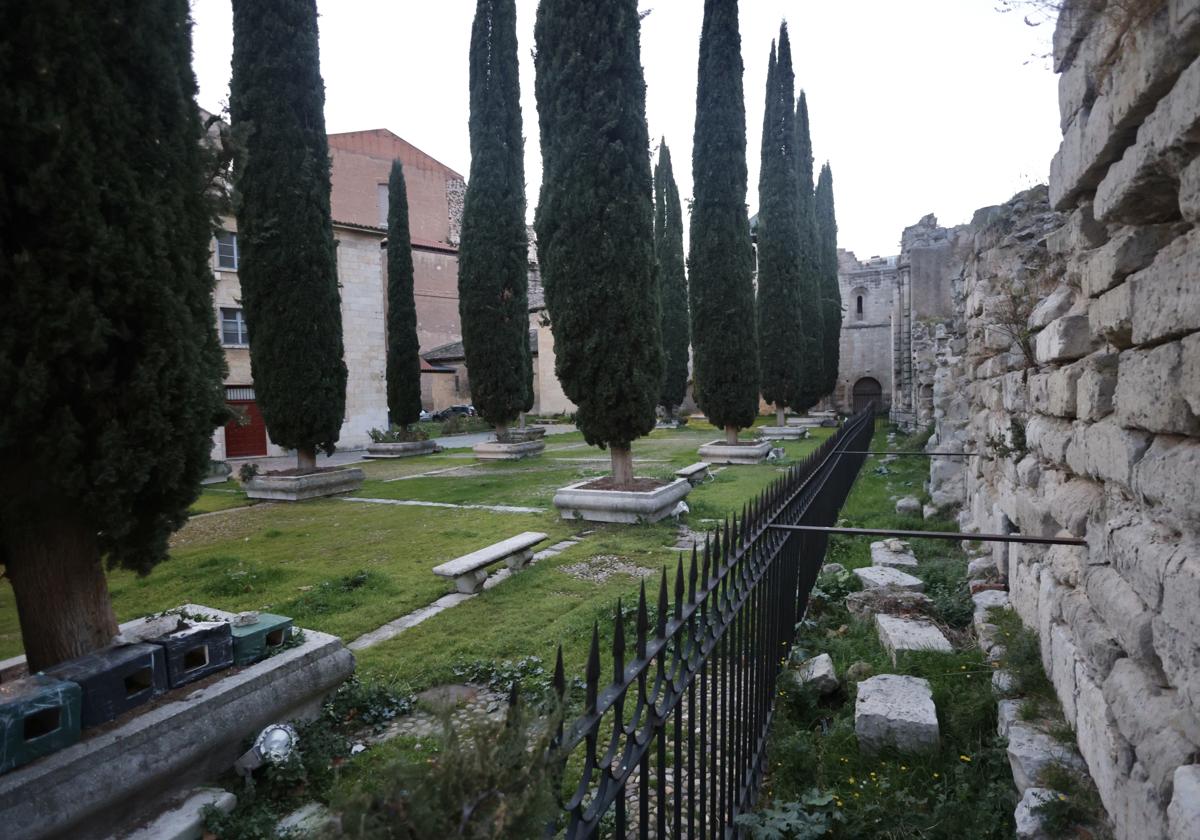 El patio de los cipreses de la Catedral de Valladolid