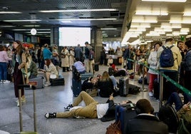 Viajeros aguardan en la Estación de Tren de Atocha el lunes, 5 de mayo, tras verse afectado el servicio de alta velocidad por un robo de cable, que afectó a más de 10.000 viajeros.