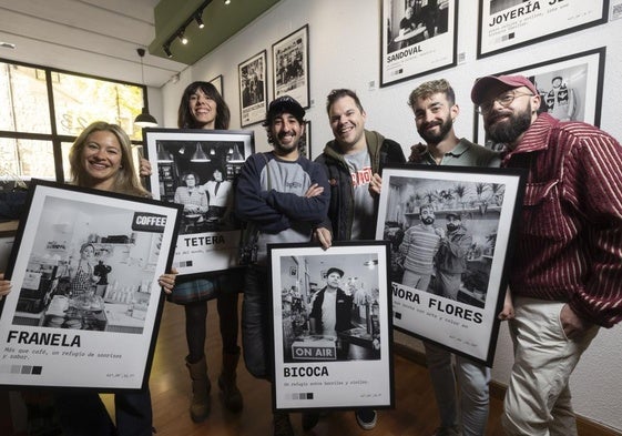 Elisa Gutiérrez, Clara Igea, el fotógrafo Álvaro Sancha, Andrés Gutiérrez, Jacobo Salgado y Marcell Hernández, con las fotos que forman parte de la exposición, en Errante Tattoo, en la calle Santuario.
