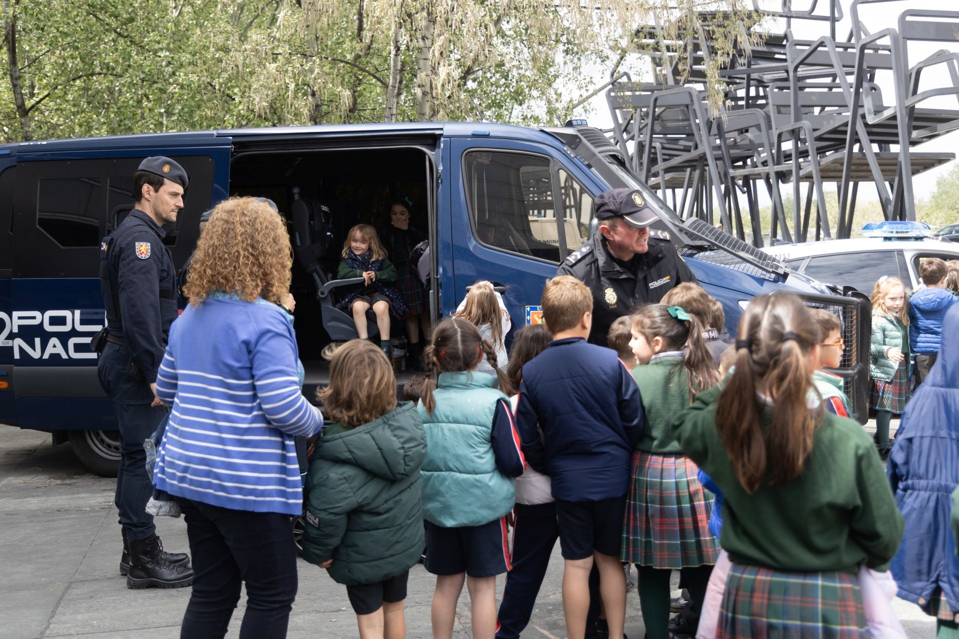 Bomberos y policías visitan el Río Hortega para celebrar el Día del Niño Hospitalizado