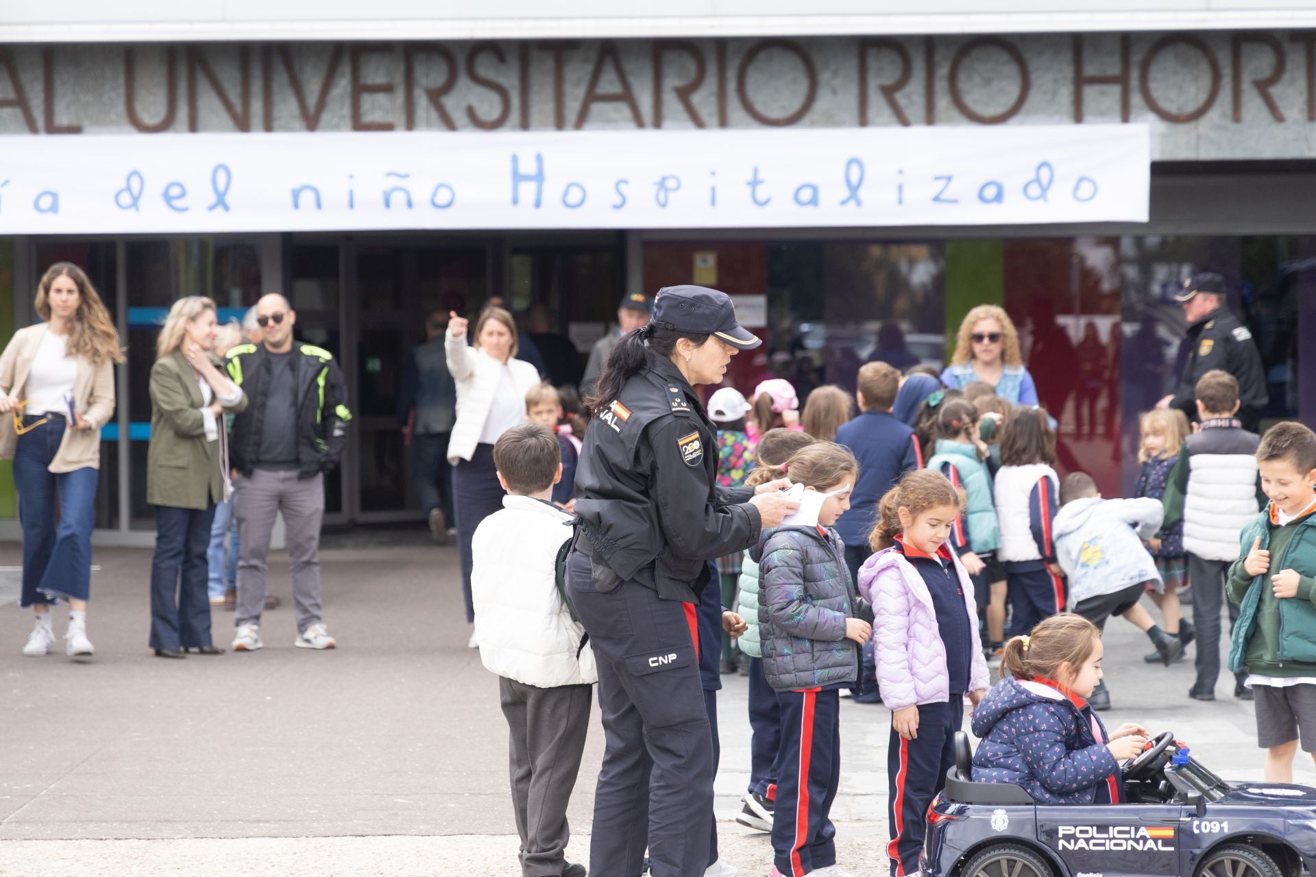 Bomberos y policías visitan el Río Hortega para celebrar el Día del Niño Hospitalizado