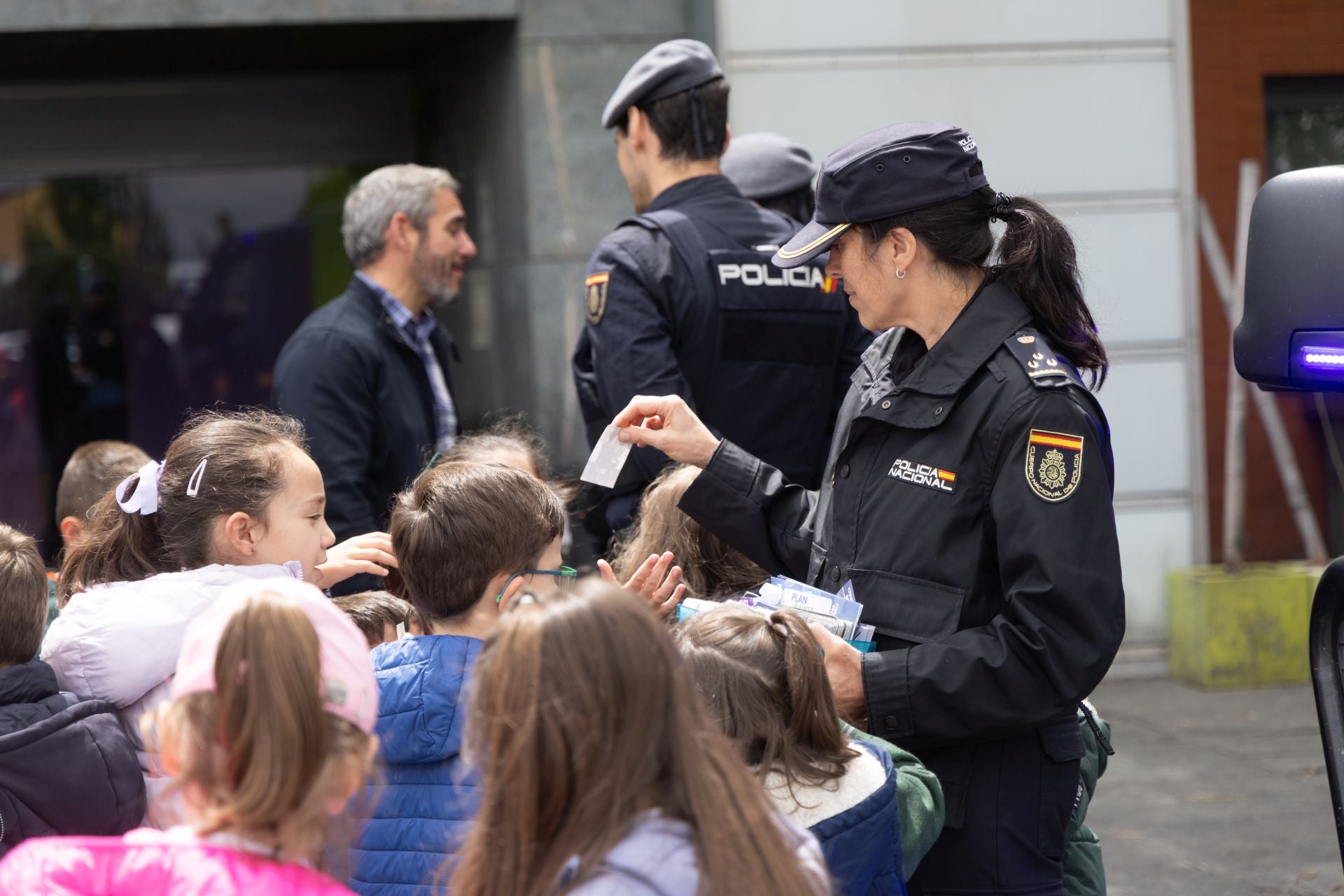 Bomberos y policías visitan el Río Hortega para celebrar el Día del Niño Hospitalizado