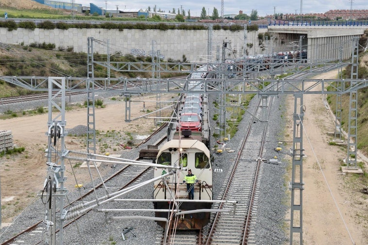 El tren de Renault, a su llegada a estación intermodal de mercancías del nuevo complejo ferroviario de Valladolid.