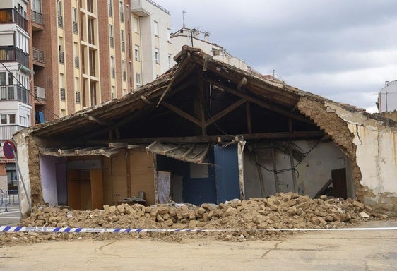 Vivienda que debe ser derribada tras hundirse una de sus fachadas.