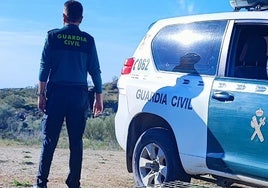 Agente de la Guardia Civil, en labores de vigilancia.