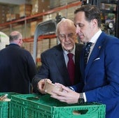 El presidente de la Diputación, Conrado Íscar (derecha), y el presidente de la Fundación Banco de Alimentos de Valladolid, Jesús Mediavilla, este lunes.