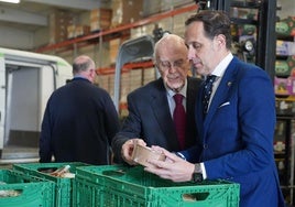 El presidente de la Diputación, Conrado Íscar (derecha), y el presidente de la Fundación Banco de Alimentos de Valladolid, Jesús Mediavilla, este lunes.