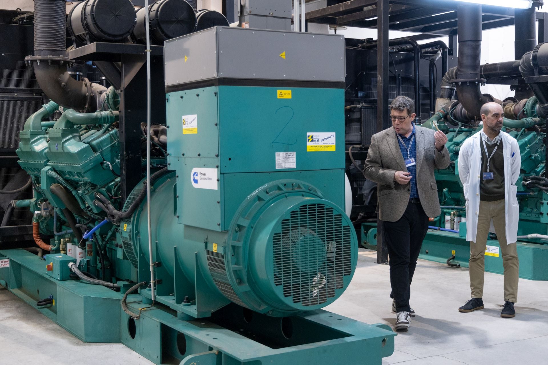 José Carlos Cardillo y Jesús Pérez Toribio, ingeniero ambos y, respectivamente, jefe del Servicio de Mantenimiento y director de Gestión del Hospital Universitario Río Hortega, en la sala que alberga los dos grupos electrógenos del centro.
