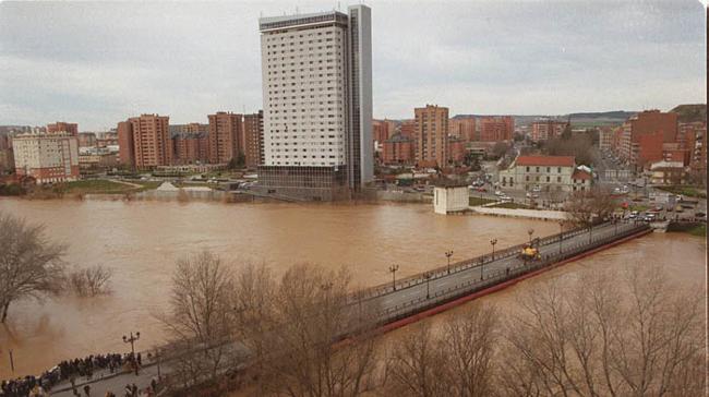 ¿En qué año el Pisuerga alcanzó su máximo caudal histórico, con una punta de 2.340 metros cúbicos por segundo, rozando prácticamente la calzada del Puente Mayor?