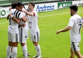 Celebración del gol de Farrell ante el Sestao.