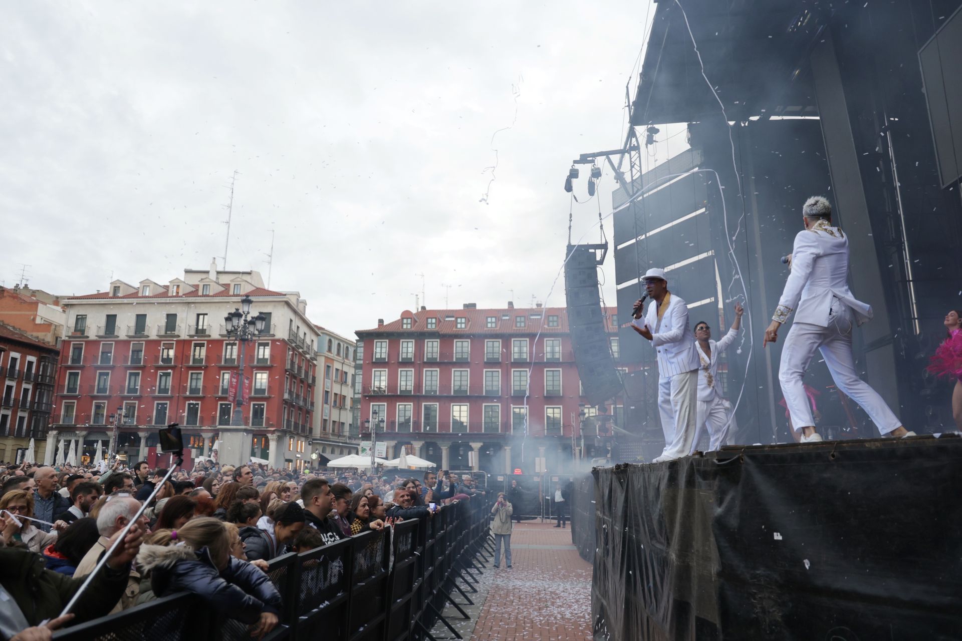 La orquesta París de Noia llena la Plaza Mayor de Valladolid