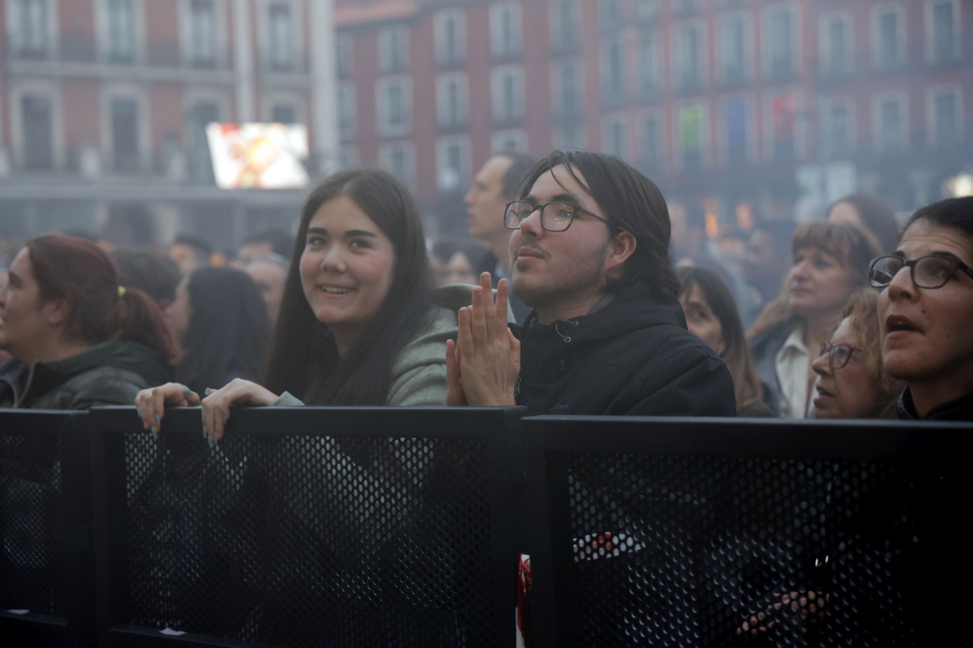 El público disfruta de las canciones de la orquesta.