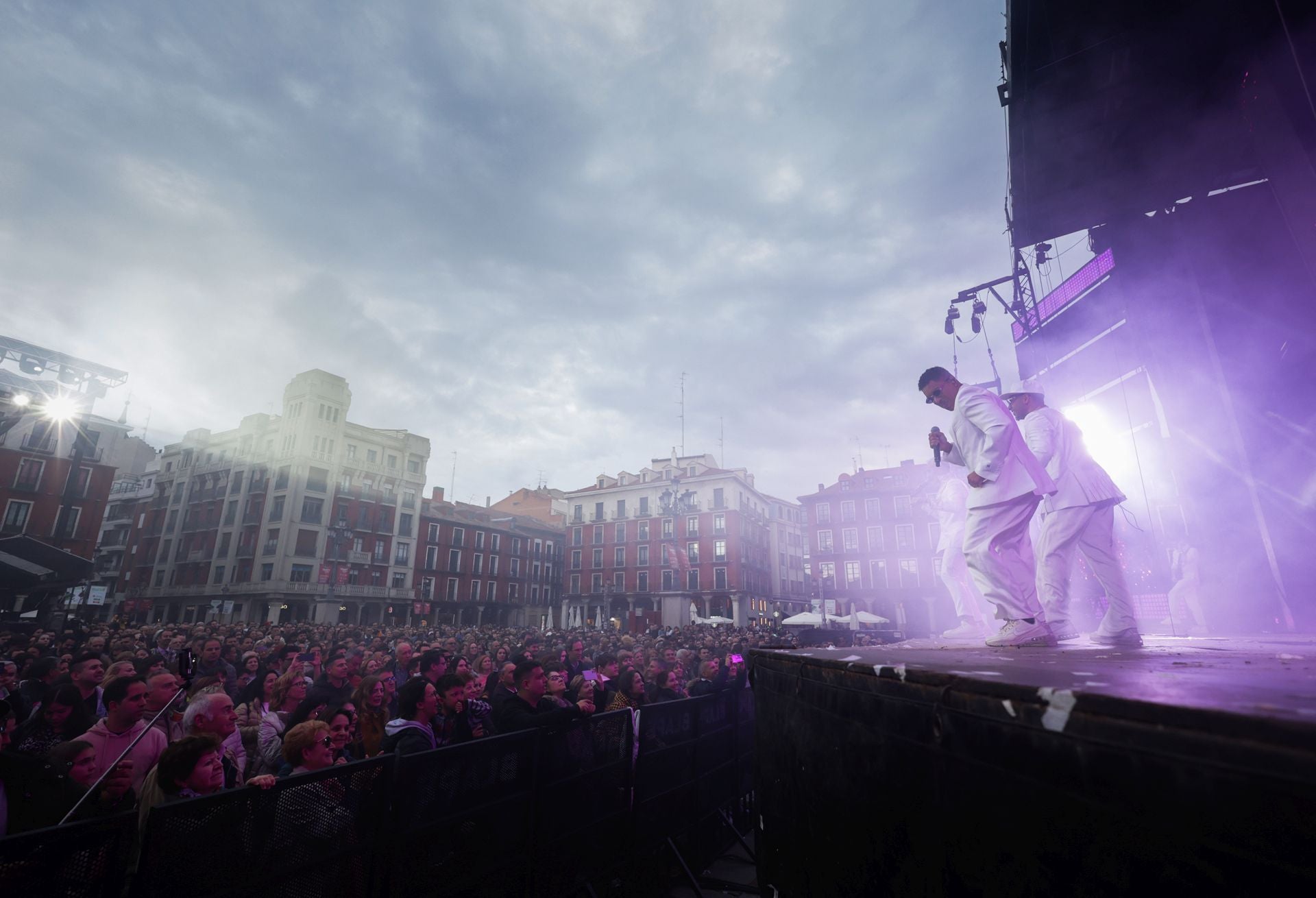 La orquesta París de Noia llena la Plaza Mayor de Valladolid