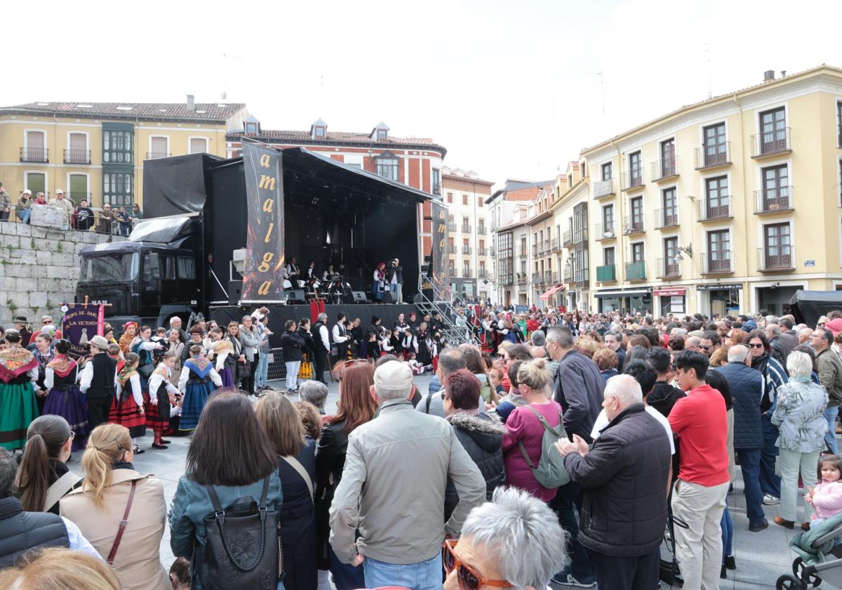 Asistentes al XXV Festival de Folclore, en la plaza de Portugalete.