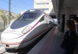 Viajeros esperan un tren Avant de la línea con Madrid y Valladolid en la estación del Ave de Segovia.