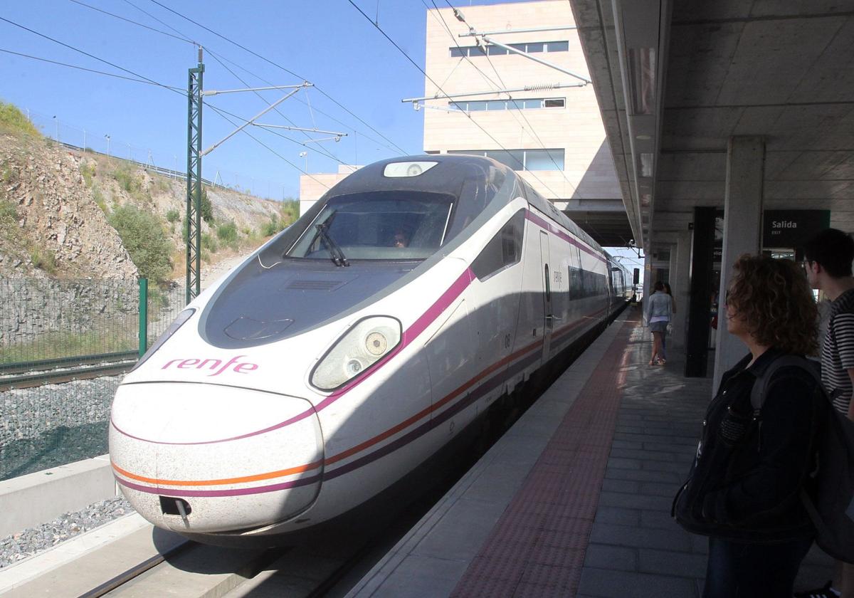 Viajeros esperan un tren Avant de la línea con Madrid y Valladolid en la estación del Ave de Segovia.