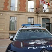 Un coche de Policía Nacional junto a la Audiencia de Palencia.