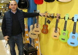 Alberto Cid, en su tienda, ayer. El viernes echará el cierre.