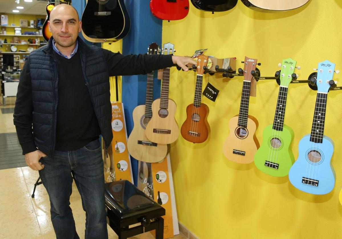 Alberto Cid, en su tienda, ayer. El viernes echará el cierre.