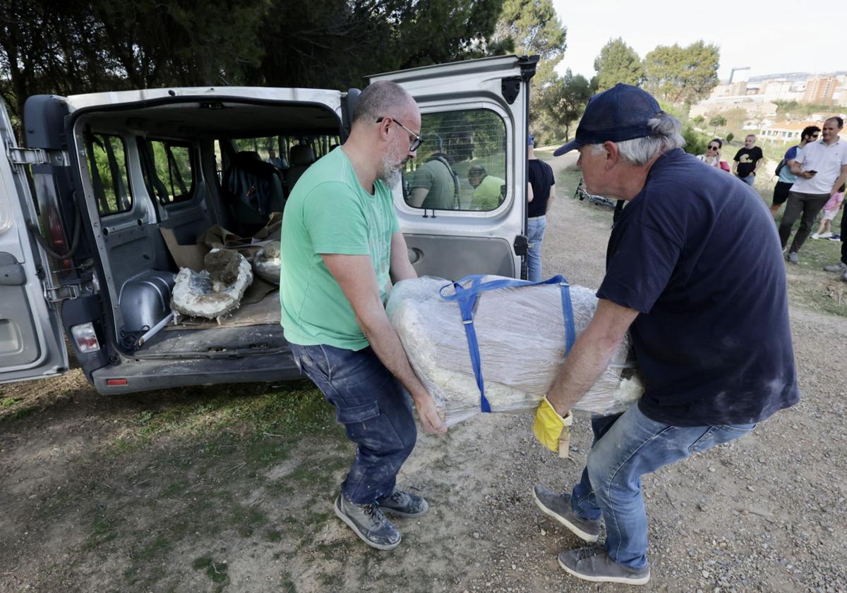 Imagen principal - Traslado de los restos del animal.