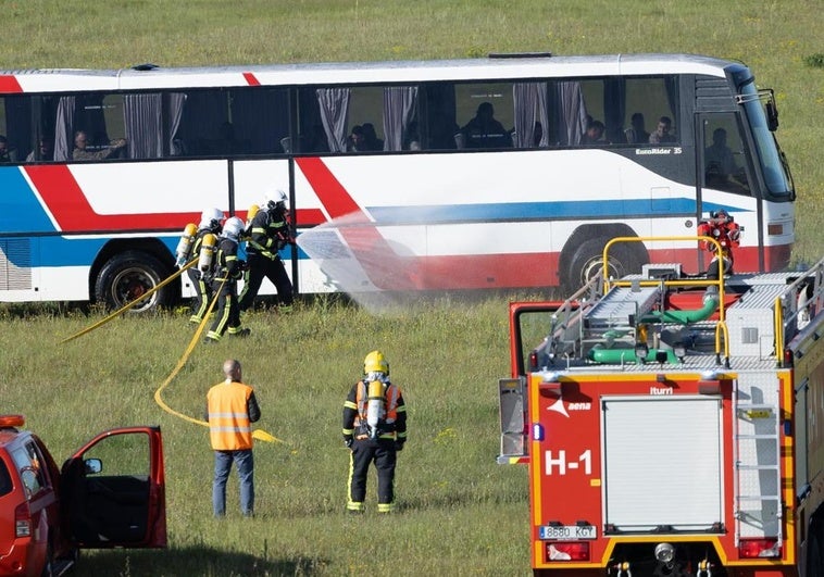 Los bomberos de AENA y de la base han sido los primeros en desplegarse durante el simulacro.