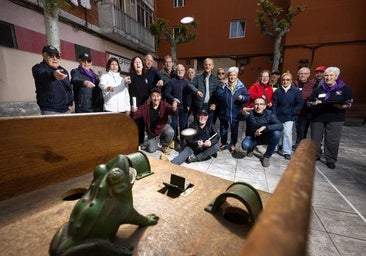 Los vallisoletanos que prueban su puntería con la boca de una rana