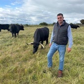 Luis Ángel Cabezas, en su explotación ganadera de San Felices de los Gallegos.