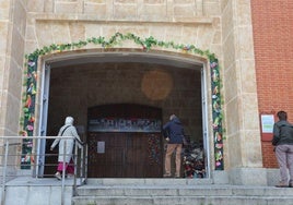 Puerta de la iglesia de San José, decorada con la enramada