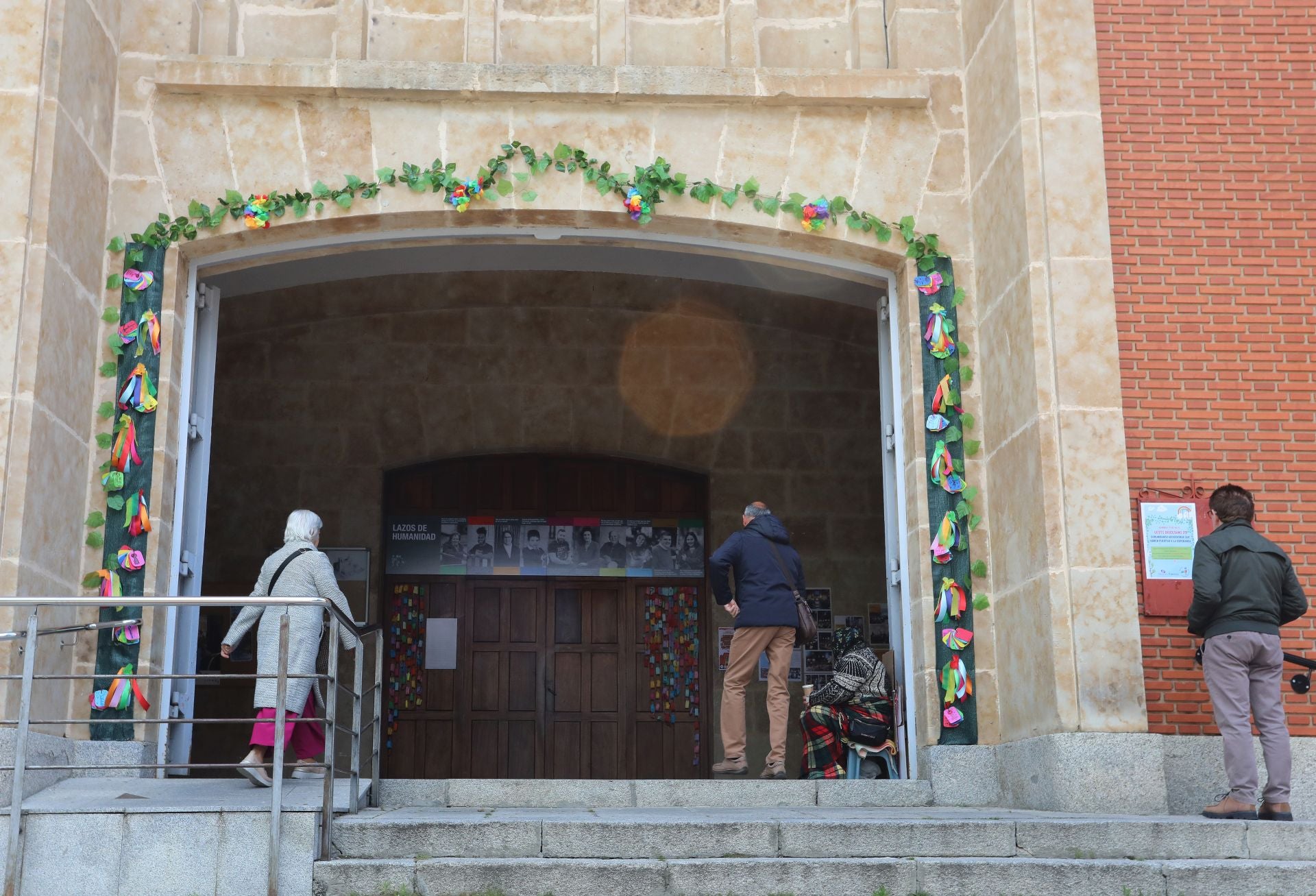 Las enramadas visibilizan en las parroquias la importancia de la acogida