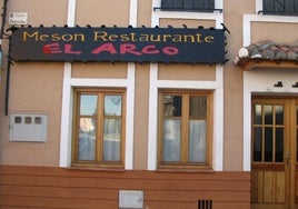 Fachada del Mesón Restaurante El Arco de Mayorga.
