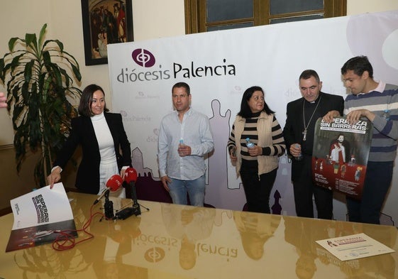 Cristina del Campo, con Jesús de Castro, usuario de San Juan de Dios;Inmaculada Gutiérrez, presidenta de Fedispa;el obispo de Palencia, y Mariano Nozal, de Aspanis-Fundación Personas.