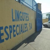Exterior de la fábrica de Lingotes Especiales en la carretera de Fuensaldaña.