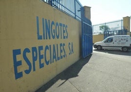 Exterior de la fábrica de Lingotes Especiales en la carretera de Fuensaldaña.