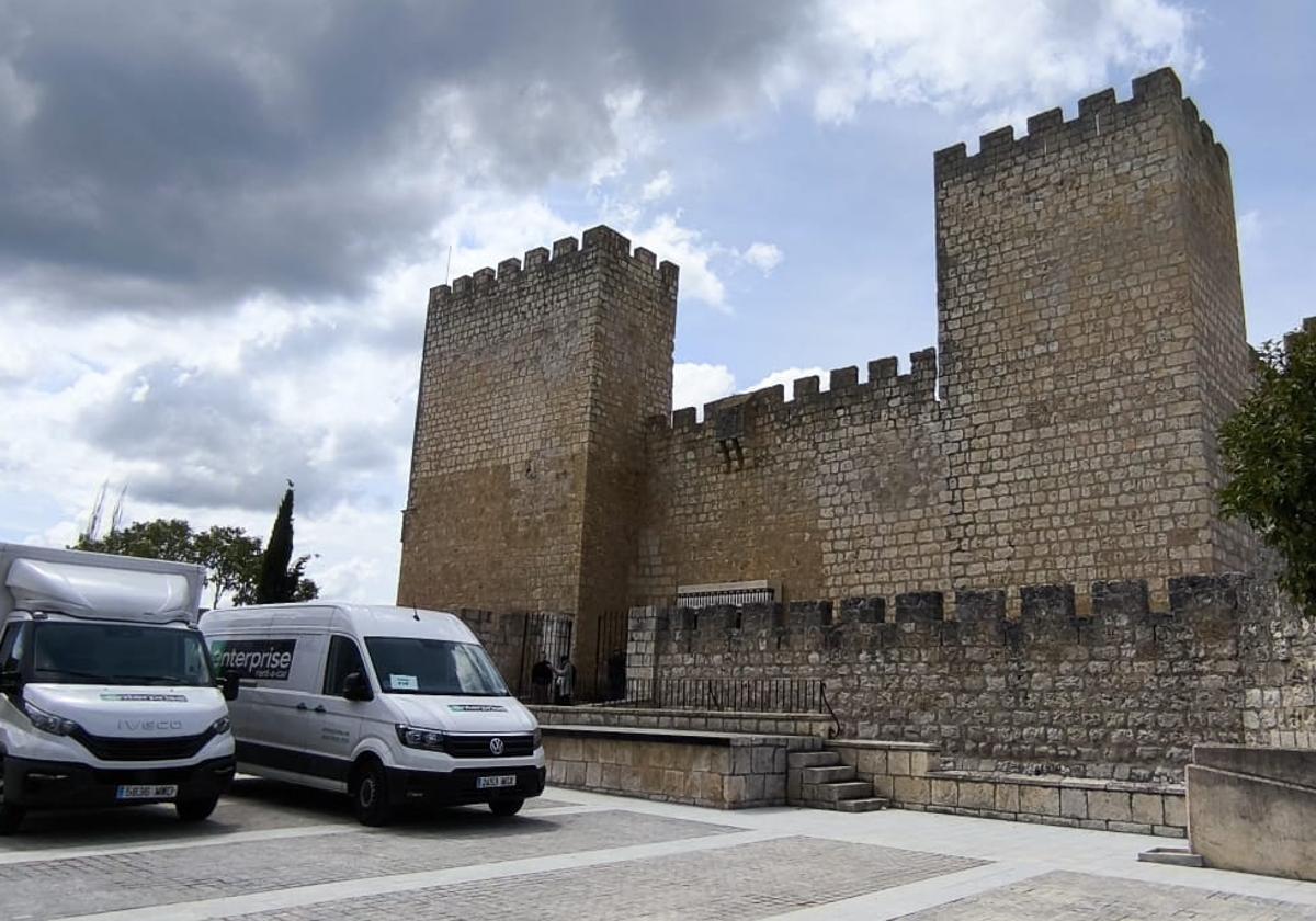 Furgonetas de la productora, aparcadas al pie del castillo de Encinas de Esgueva.