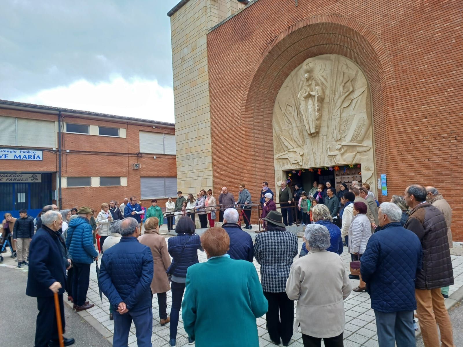 Las enramadas visibilizan en las parroquias la importancia de la acogida
