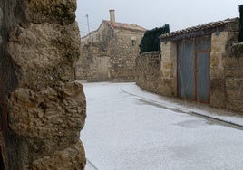 Calle de Palacios del Alcor cubierta de granizo esta tarde.