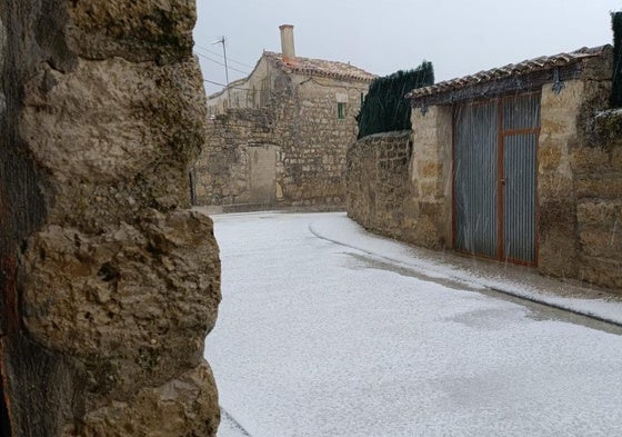 Calle de Palacios del Alcor cubierta de granizo esta tarde.