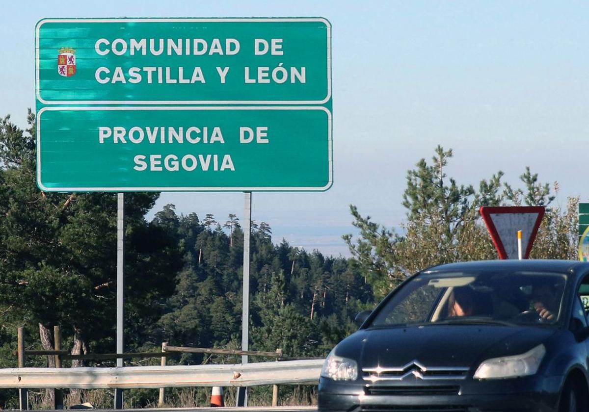 Cartel que anuncia el límite entre la provincia de Segovia y la Comunidad de Madrid.
